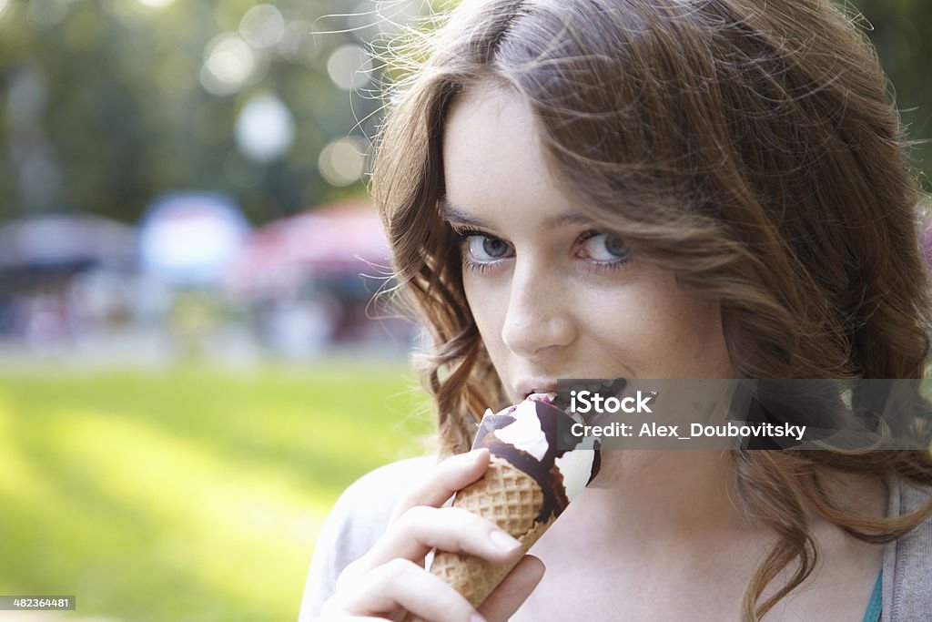 Молодая Красивая женщина с мороженым. - Стоковые фото 20-24 года роялти-фри