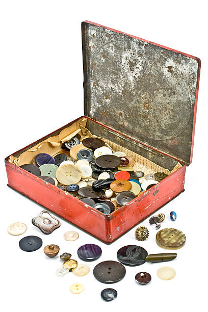 ropa de colección de botones en la antigua de estaño - sewing box fotografías e imágenes de stock