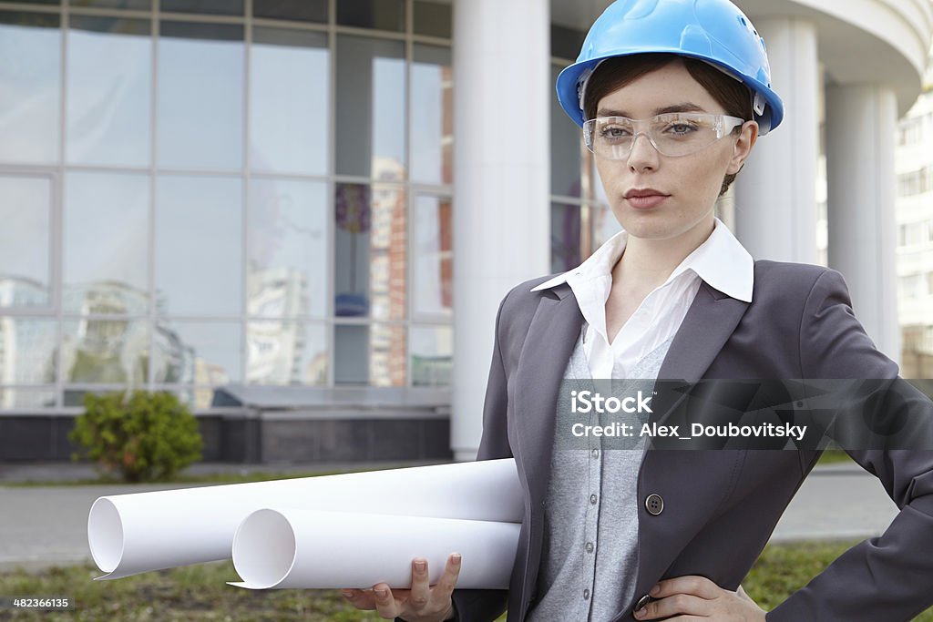 ビジネスの女性。ポートレート、図面ま��す。 - 工事用ヘルメットのロイヤリティフリーストックフォト