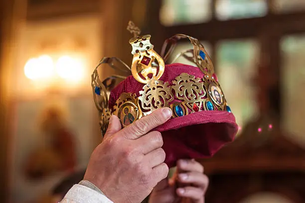 Crown in the hands of the pastor at the time of the coronation