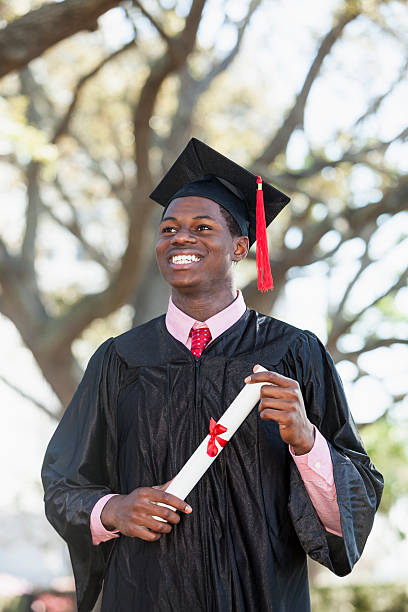 african american graduate - poses para fotos de graduación fotografías e imágenes de stock