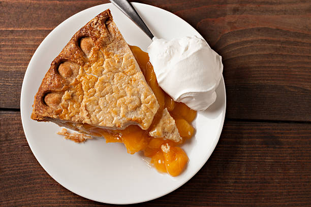 slice of 복숭아색 파이 및 크림 - peach pie 뉴스 사진 이미지