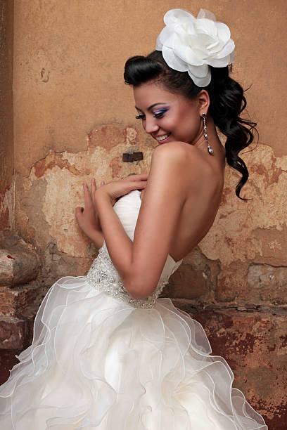 istock Beautiful brunette bride in antique style 482367465