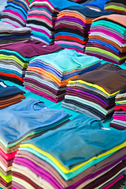 t-shirts coloridas - textile textile industry warehouse store imagens e fotografias de stock