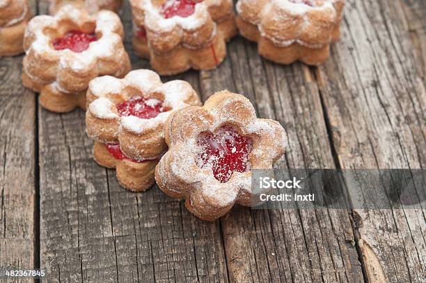 Jelly Cookies Blume Mit Roten Jam Hausgemachte Stockfoto und mehr Bilder von Altertümlich - Altertümlich, Blume, Bäckerei