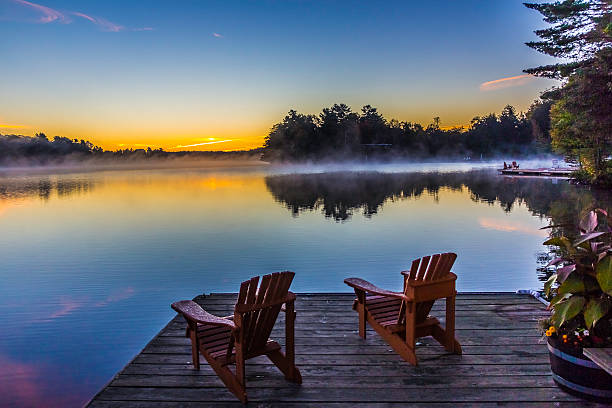 il lakeside lookout - adirondack chair foto e immagini stock