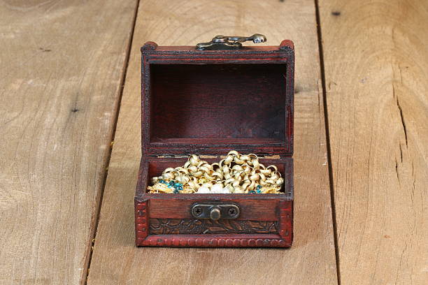 treasure chest stehend auf holztisch - discovery jewelry old fashioned obsolete stock-fotos und bilder