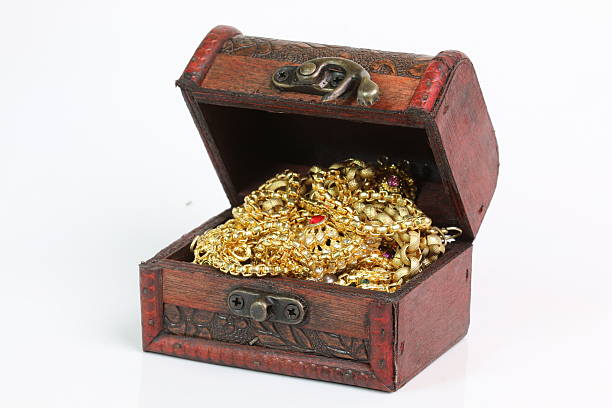 treasure chest stehend auf holztisch - discovery jewelry old fashioned obsolete stock-fotos und bilder