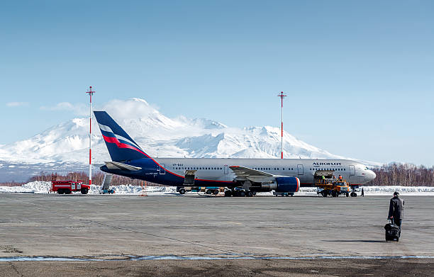 petropavlovsk-kamchatsky aerodrom - airfield mountain snow airport stock-fotos und bilder