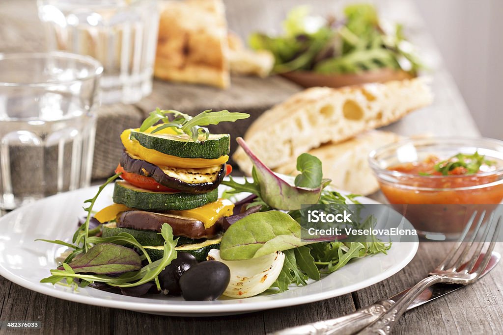 Verduras asadas apilado en placa - Foto de stock de Aceituna libre de derechos