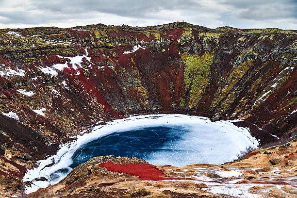 kerid lago de cratera turismo - kerith - fotografias e filmes do acervo