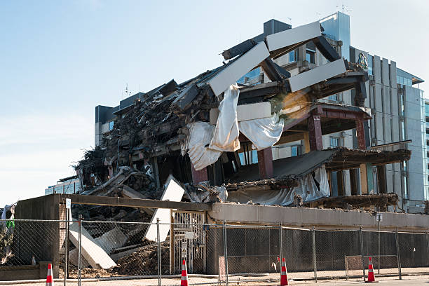 edifício destruído - demolishing destruction demolished built structure imagens e fotografias de stock