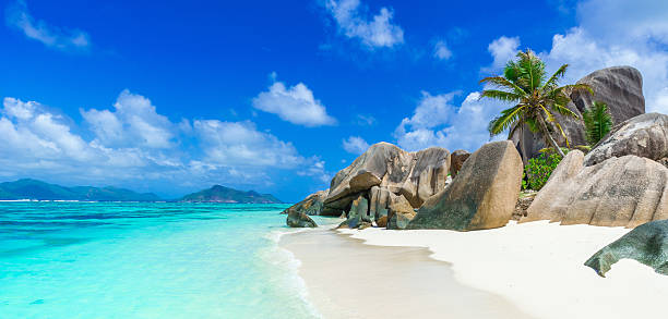 anse fonte d'argent-spiaggia sull'isola delle seychelles - seychelles foto e immagini stock