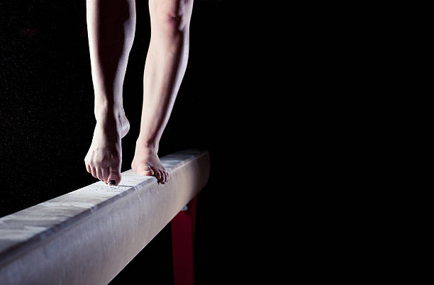 füße von turner auf balance beam - naked women human leg body stock-fotos und bilder