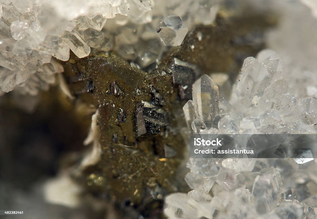 Crystal, Nuggets, gold, bronze, Kupfer und Eisen.  Makro.  Extreme Nahaufnahme - Lizenzfrei Bergbau Stock-Foto