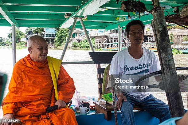 Bootsmann Teil Und Monk Auf Einer Fähre Stockfoto und mehr Bilder von Asien - Asien, Berufsfahrer, Beten