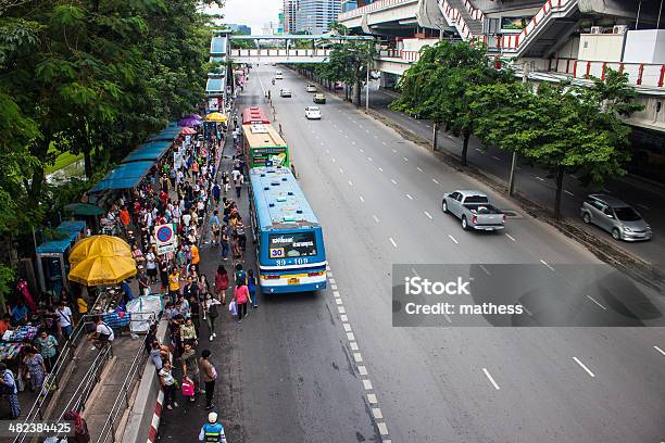 Multitud De Personas Hacia Chatuchak Mercado Foto de stock y más banco de imágenes de Adulación - Adulación, Aire libre, Asia