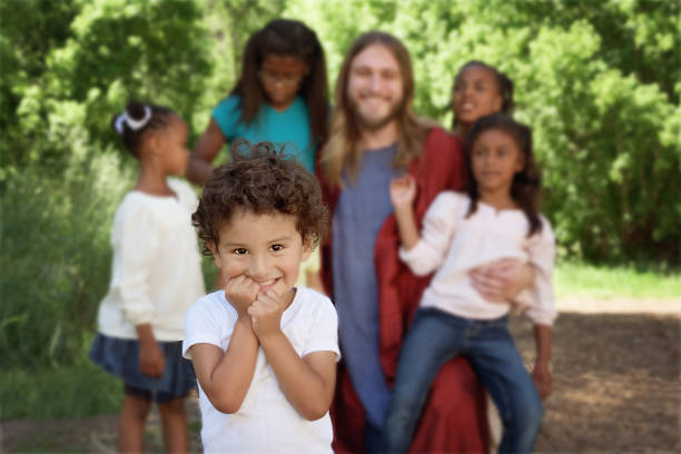 little boy child sentir alegría que con jesucristo - christ child fotografías e imágenes de stock