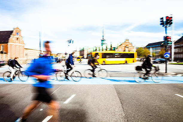 persone pendolari a copenhagen - denmark traffic copenhagen danish culture foto e immagini stock