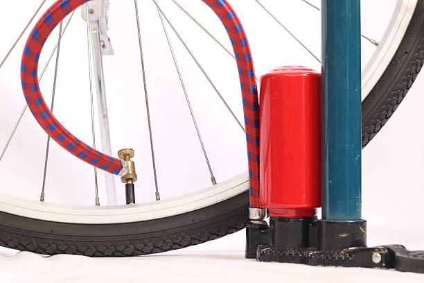 bomba de ar com bicicleta - bicycle bicycle pump inflating tire - fotografias e filmes do acervo