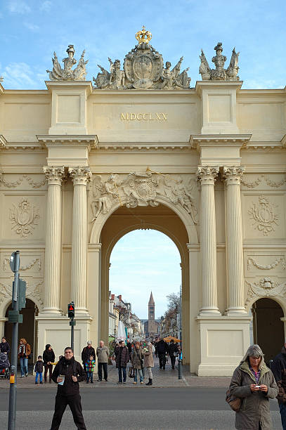 porte de brandebourg à potsdam - editorial germany brandenburg potsdam photos et images de collection