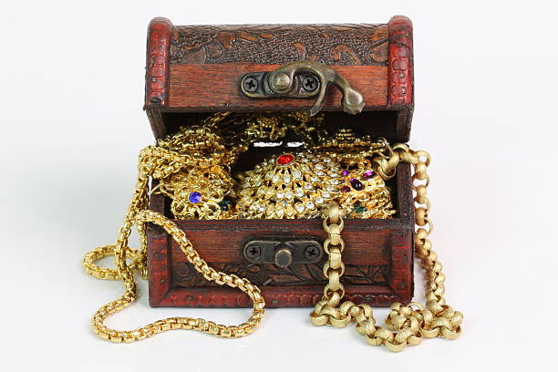 treasure chest stehend auf holztisch - discovery jewelry old fashioned obsolete stock-fotos und bilder