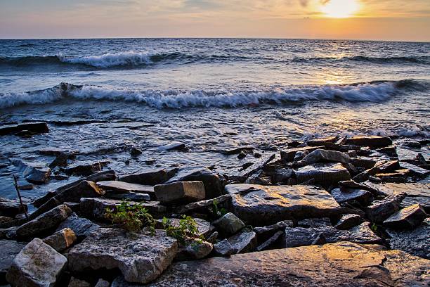 夕暮れ時には、ミシガン湖の岩の海岸 - travel destinations lake michigan freshwater standing water ストックフォトと画像