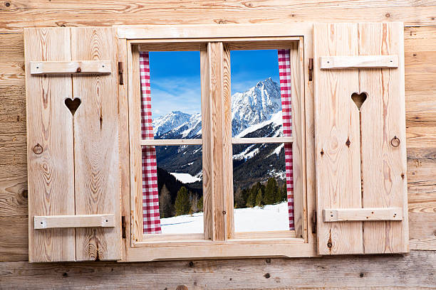 janela de madeira com montanhas cobertas de neve reflexos - atividades depois de esquiar - fotografias e filmes do acervo