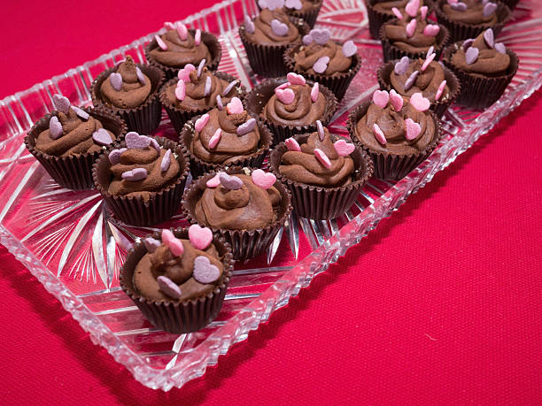 cupcakes de Chocolate decorado com formas de coração em chapa - fotografia de stock