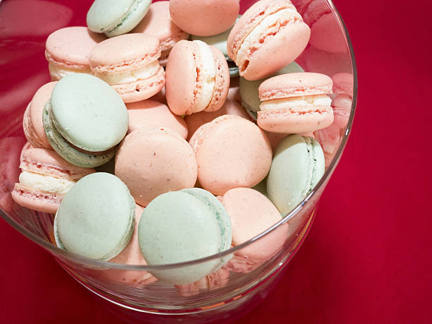 Macarons no recipiente - fotografia de stock