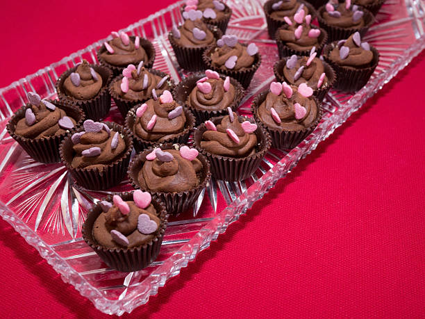 cupcakes de Chocolate no prato - fotografia de stock