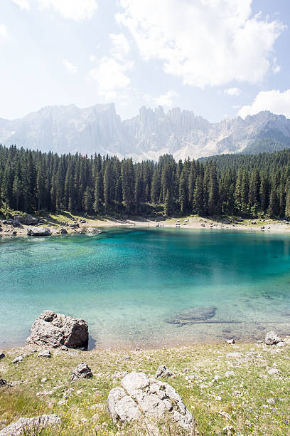 lago di carezza et massif du latemar - latemar mountain range photos et images de collection