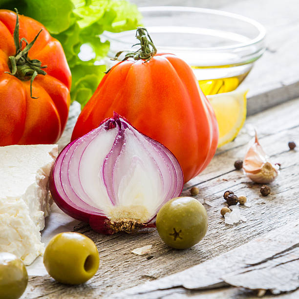 salada grega ingredientes de tomate, pepino, salada de cebola - homegrown produce dairy product olive oil food - fotografias e filmes do acervo