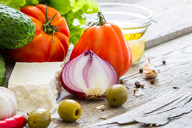 salada grega ingredientes de tomate, pepino, salada de cebola - homegrown produce dairy product olive oil food - fotografias e filmes do acervo