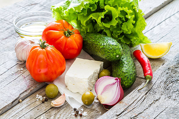 salada grega ingredientes de tomate, pepino, salada de cebola - homegrown produce dairy product olive oil food - fotografias e filmes do acervo