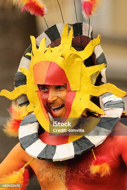 Intrattenitore Sul Bel Fiore Rosso Carnevale - Fotografie stock e altre immagini di Adulazione - Adulazione, Adulto, Arte, Cultura e Spettacolo