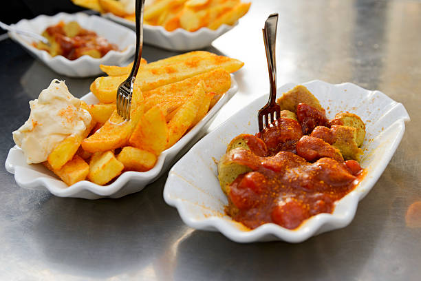 fast food currywurst e patatine fritte - currywurst foto e immagini stock