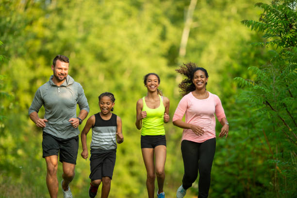 familia trotar en el parque - family sport exercising jogging fotografías e imágenes de stock