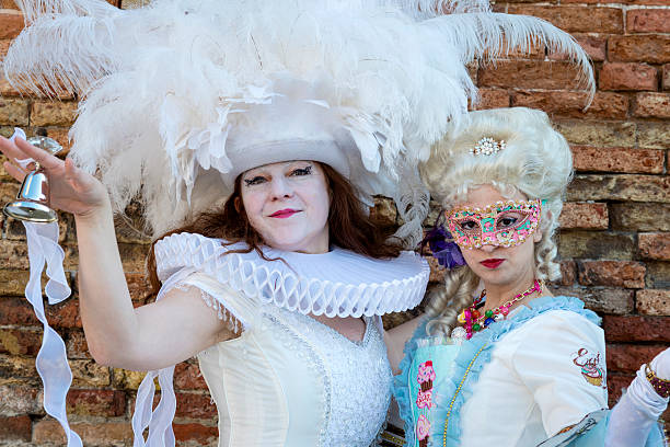 dos mujeres blancas máscaras, venecia, italia - couple performer people venice italy fotografías e imágenes de stock