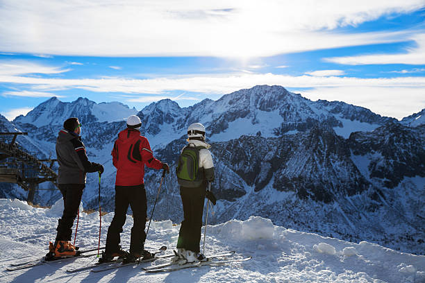 grupa szczęśliwy jazdy na nartach na stoku góry - winter friendship france italy zdjęcia i obrazy z banku zdjęć