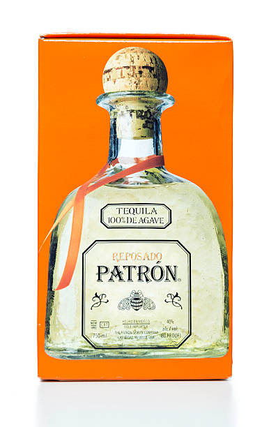 reposado patron tequila butelki pole - patron tequila zdjęcia i obrazy z banku zdjęć