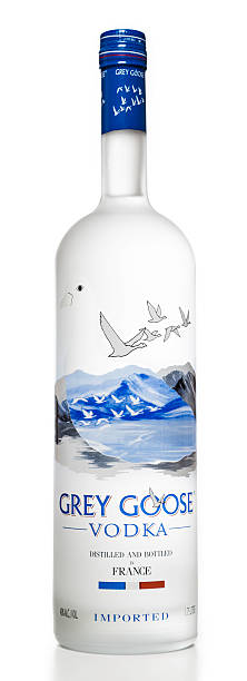 bouteille de vodka et grey goose - grey goose vodka photos et images de collection