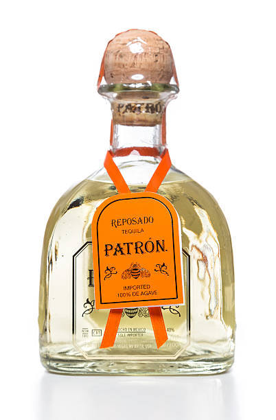 reposado patron tequila butelki z orange tag - patron tequila zdjęcia i obrazy z banku zdjęć