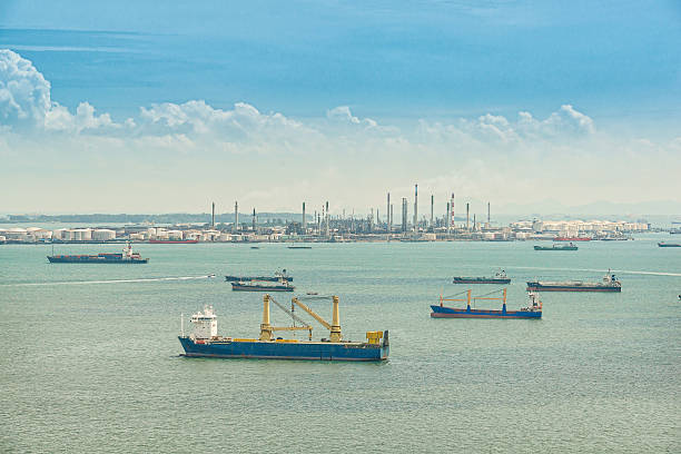 öl-raffinerie und tanker schiff in das meer, singapur - oil tanker tanker oil sea stock-fotos und bilder