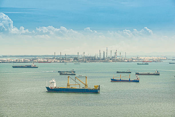 raffineria di petrolio e tanker nave in mare, singapore - petroliera nave cisterna foto e immagini stock