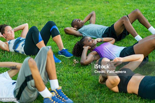 Al Aire Libre Foto de stock y más banco de imágenes de Abdominales - Abdominales, Parque público, 20 a 29 años