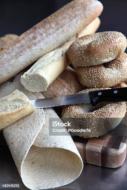 Foto de Seleção De Pães Finos e mais fotos de stock de Alimento básico - Alimento básico, Bagel, Baguete