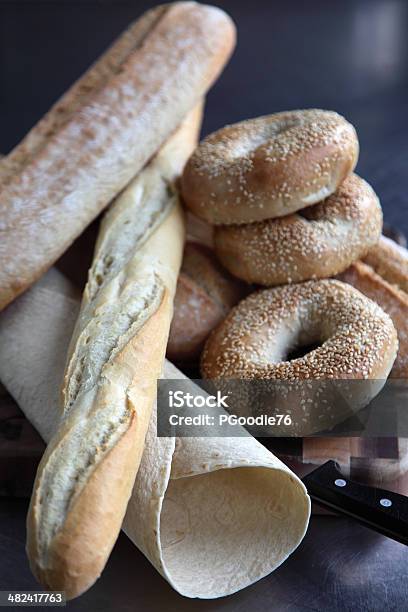 Excelente Selección De Panes Foto de stock y más banco de imágenes de Bagel - Bagel, Barra de pan francés, Ciabatta