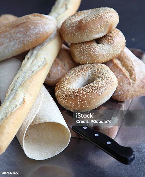 Excelente Selección De Panes Foto de stock y más banco de imágenes de Bagel - Bagel, Barra de pan francés, Ciabatta