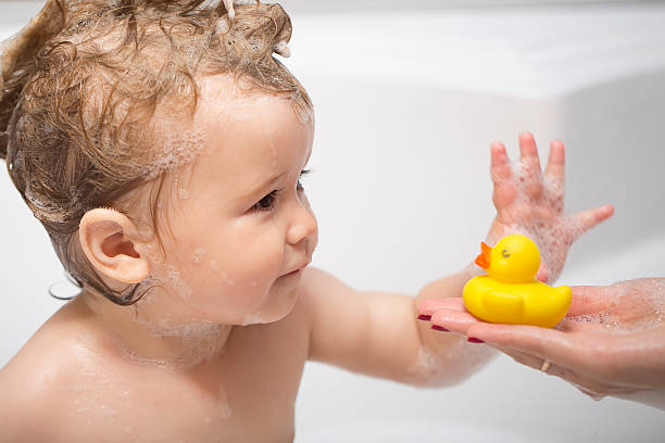 Kleiner Junge mit Ente im Bad – Foto
